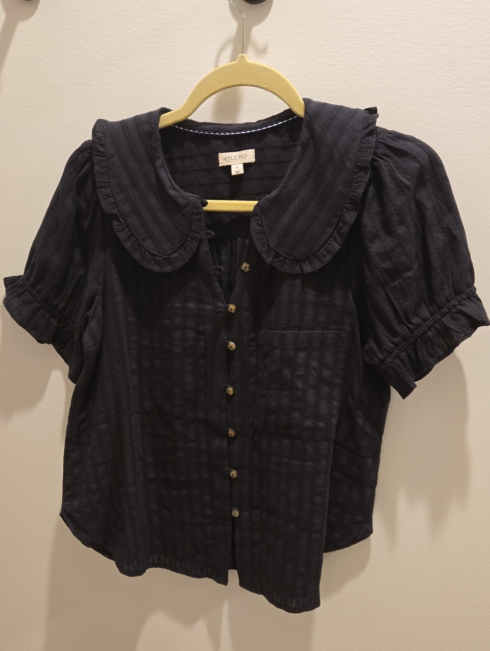 Pilcro Black Short Puff-Sleeve Button-Front Blouse with Ruffled Collar